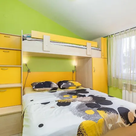 Buneta With Relaxing Outdoor Area Apartman Ližnjan
