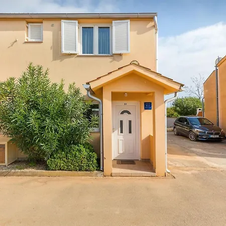 Apartman Buneta With Relaxing Outdoor Area Ližnjan